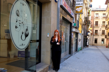 Lorea García Vergarachea, junto a su salón de belleza  Kolore Beauty Studio