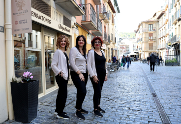 El equipo de Estella Biosensaciones, junto a la biopeluquería y la plaza de Santiago al fondo