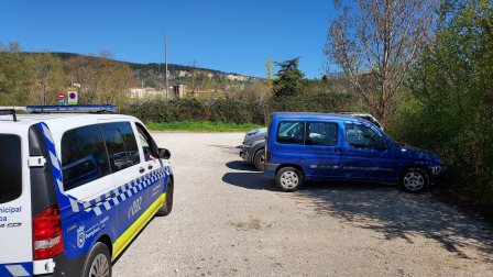 Un vehículo de la Policía Municipal de Pamplona vigila en el aparcamiento donde se han producido los robos en los vehículos este sábado por la noche.