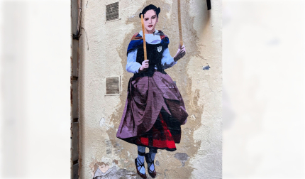 LKN viste a Rosalía de dantzari en las calles de Barcelona