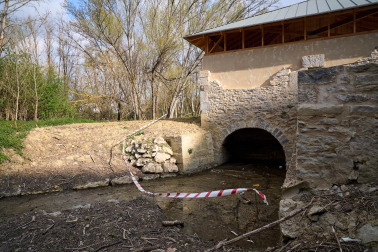 Fotos de la rehabilitación del molino de Ilundáin en el parque fluvial del Arga