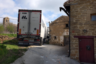 Foto del camión atascado en una calle de Sánsoain
