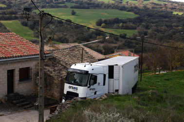 Foto del camión atascado en una calle de Sánsoain