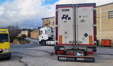 El camión una vez liberado de las calles de Sánsoain