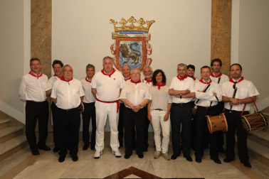 Foto de familia con el homenajeado en el centro, entre el alcalde de Pamplona y la alcaldesa de Tolosa.