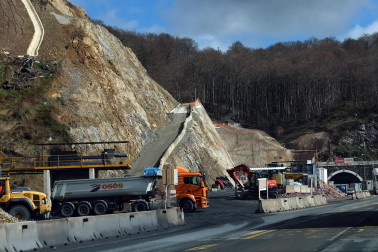 Foto de la visita de autoridades a las obras del nuevo túnel de Belate