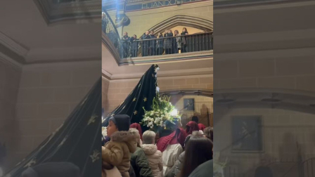 Se celebra en la iglesia de San Juan de Estella una ceremonia en honor de La Dolorosa que ha sido trasladada hasta este templo desde el de San Miguel en una concurrida y breve procesión