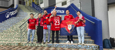 Eduardo Martínez, con miembros del Fan Club Singapore