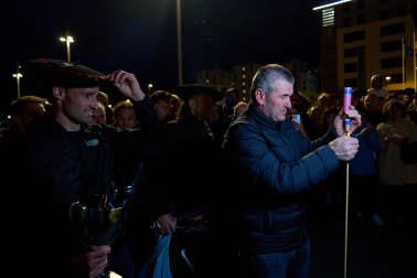Fotos del homenaje a Laso y Albisu a la salida del Navarra Arena