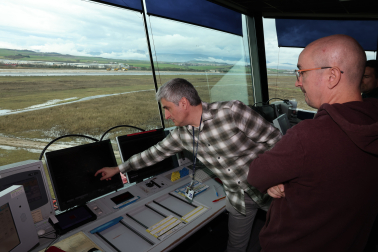 El jefe de la torre desde hace tres años, Pedro Vaz Carvalho, señala un monitor