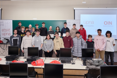 Estudiantes y profesores posan al finalizar la Olimpiada Informática de Navarra