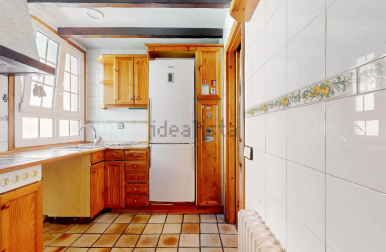 Cocina con ventana a un patio de luces