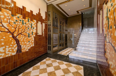 Mosaicos originales en el portal, que se considera también de interés histórico