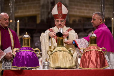 Celebración de la misa crismal en la Catedral de Pamplona