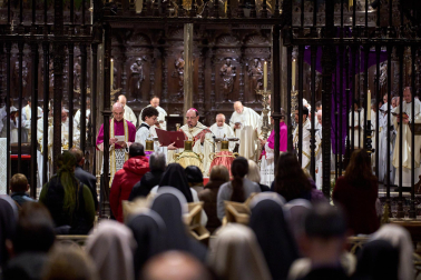 Celebración de la misa crismal en la Catedral de Pamplona