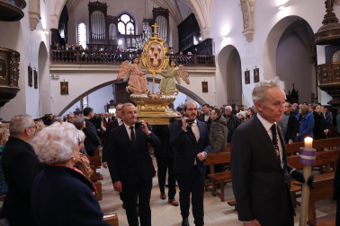 Fotos de la procesión de las Cinco Llagas en Pamplona 2026