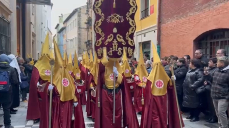 Vídeo de la procesión de Jueves Santo en Pamplona con el acompañamiento de los tambores de la Cofradía de la Flagelación de Logroño