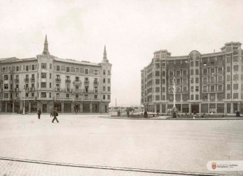 Vista de la Plaza Príncipe de Viana en 1928, con el edificio de Víctor Eusa a la derecha