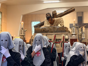 El paso La Caída a punto de salir desde la sede de la Hermandad