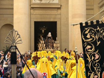 Vídeo: La Dolorosa sale de la Catedral para unirse a la procesión de Viernes Santo