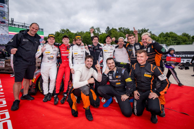 Marcos Romero (abajo a la izquierda) tras ganar las 24 horas de Spa