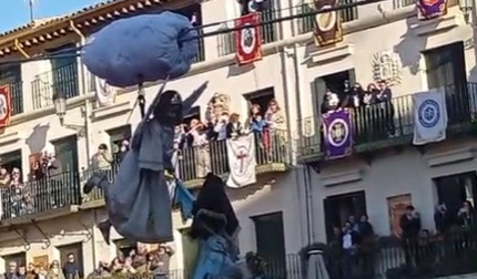 El vuelo del Ángel sobre la plaza de los fueros