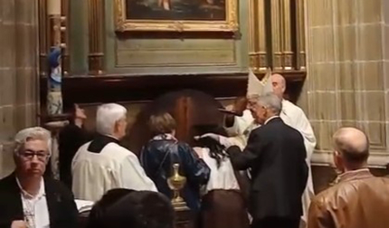 Vídeo del bautizo de 35 adultos en la catedral de Pamplona