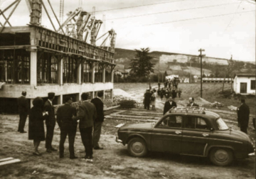 Las familias fundadoras observan cómo avanzan las obras del colegio El Redín, en la zona de Aranzadi de Pamplona, que comenzó su andadura en el curso 1965-1966.