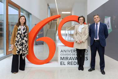 María Ángeles Sánchez-Ostiz (antigua alumna y profesora), Conchi Fuente (directora) e Ignacio Gómara (subdirector), en la sede del colegio Miravalles-El Redín en Cizur Menor.