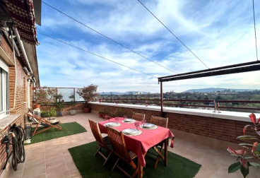 Zona con mesa en la terraza