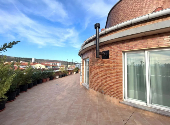 La terraza rodea toda la vivienda