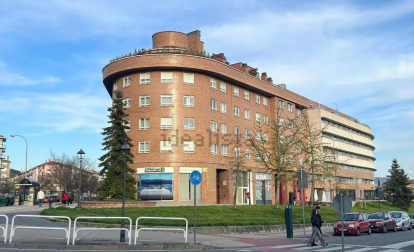 El ático en venta corresponde al chaflán del edificio