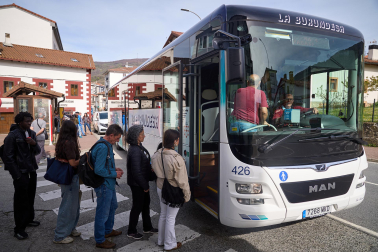 Fotos del nuevo servicio de autobús a demanda para Basaburua