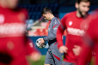 Alessio Lisci, entrenador de Osasuna, con el balón retro