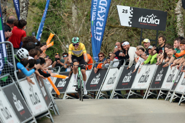 Fotos de la meta en Cuevas de Mendukilo en la segunda etapa de la Itzulia 2026 por tierras navarras