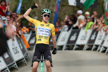 Fotos de la meta en Cuevas de Mendukilo en la segunda etapa de la Itzulia 2026 por tierras navarras
