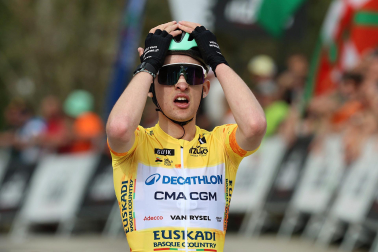 Fotos de la meta en Cuevas de Mendukilo en la segunda etapa de la Itzulia 2026 por tierras navarras