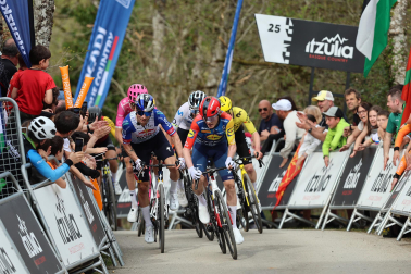 Fotos de la meta en Cuevas de Mendukilo en la segunda etapa de la Itzulia 2026 por tierras navarras