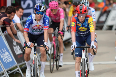 Fotos de la meta en Cuevas de Mendukilo en la segunda etapa de la Itzulia 2026 por tierras navarras