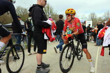 Fotos de la meta en Cuevas de Mendukilo en la segunda etapa de la Itzulia 2026 por tierras navarras