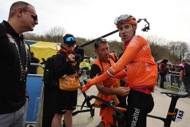 Fotos de la meta en Cuevas de Mendukilo en la segunda etapa de la Itzulia 2026 por tierras navarras
