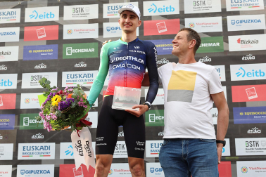 Fotos de la meta en Cuevas de Mendukilo en la segunda etapa de la Itzulia 2026 por tierras navarras