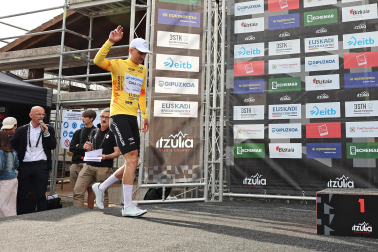 Fotos de la meta en Cuevas de Mendukilo en la segunda etapa de la Itzulia 2026 por tierras navarras
