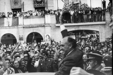 Foto tomada en 1977, cuando José López Portillo, presiente de México, se despedía en la plaza de Caparroso, pueblo de sus antepasados