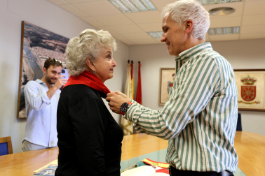 El alcalde, Carlos Alcuaz, le coloca el pañuelico rojo a Mª Pilar Galindo López Portillo