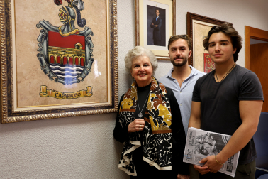 Mª Pilar Galindo López Portillo, con sus nietos Jaime y Pedro, en el salón de plenos, con el escudo de Caparroso. Al fondo, la imagen de Felipe VI