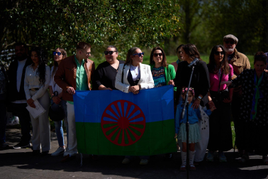 Fotos de la colocación de una placa en honor al pueblo gitano en el río Arga en Pamplona