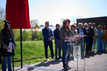 Fotos de la colocación de una placa en honor al pueblo gitano en el río Arga en Pamplona