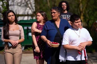 Fotos de la colocación de una placa en honor al pueblo gitano en el río Arga en Pamplona