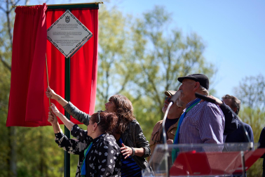 Fotos de la colocación de una placa en honor al pueblo gitano en el río Arga en Pamplona